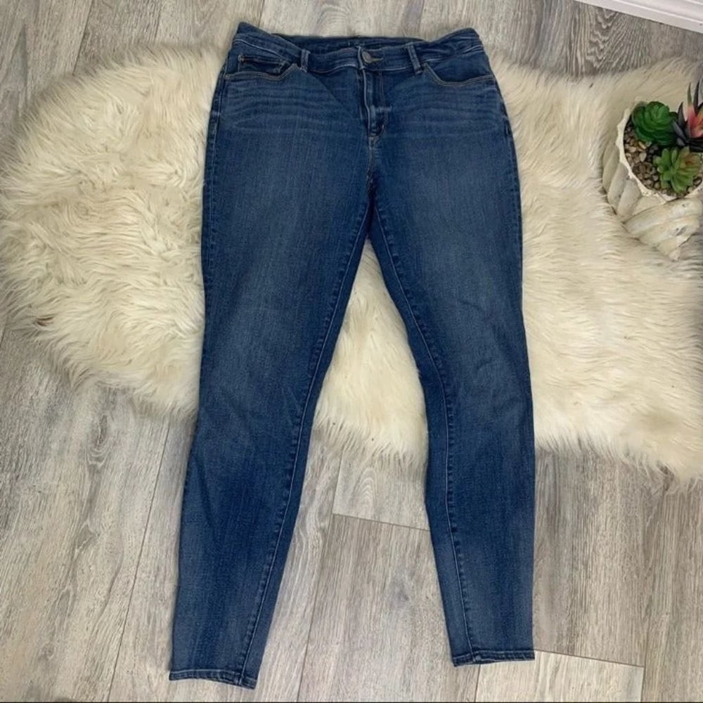 Ann Taylor loft medium wash straight leg Jean leggings 28/6